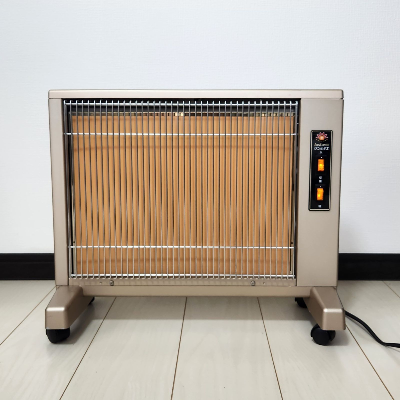 冷暖房/空調 専門です。【美品】サンルミエ 遠赤外線パネルヒーター E800LS