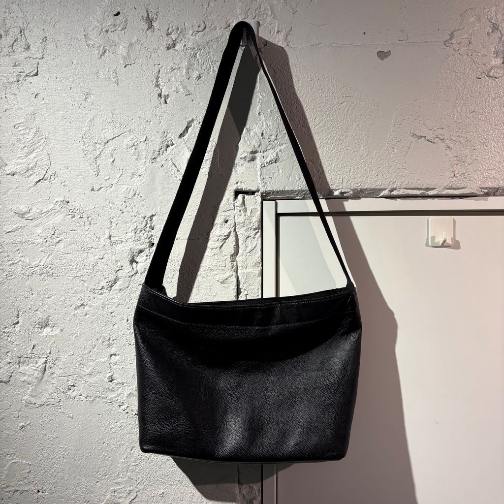 yohji yamamoto ヨウジヤマモト SIGNATURE LOGO LEATHER SHOULDER BAG