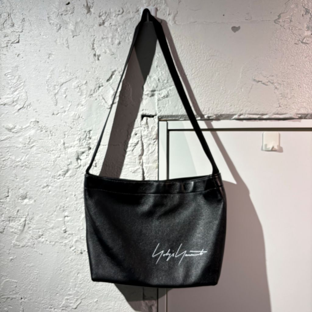 yohji yamamoto ヨウジヤマモト SIGNATURE LOGO LEATHER SHOULDER BAG