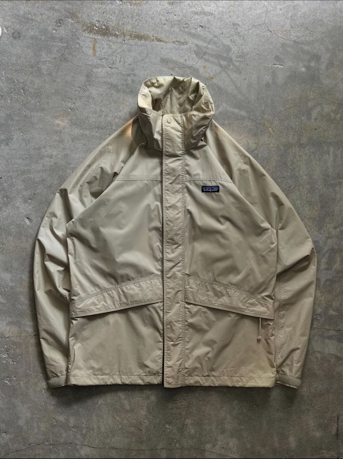 Patagonia パタゴニア フーデッドジャケット S ベージュ ロゴ 豊富な