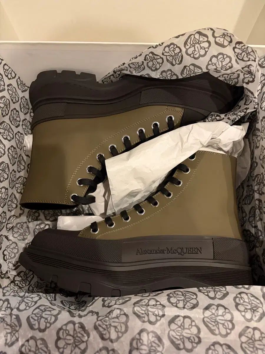 新品 Alexander McQueen アレキサンダー・マックイーン トレッド 新品 Alexander McQueen アレキサンダー・マックイーン トレッド