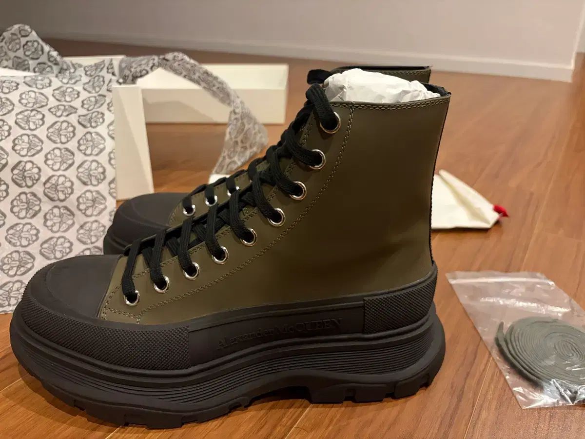 新品 Alexander McQueen アレキサンダー・マックイーン トレッド 新品 Alexander McQueen アレキサンダー・マックイーン トレッド