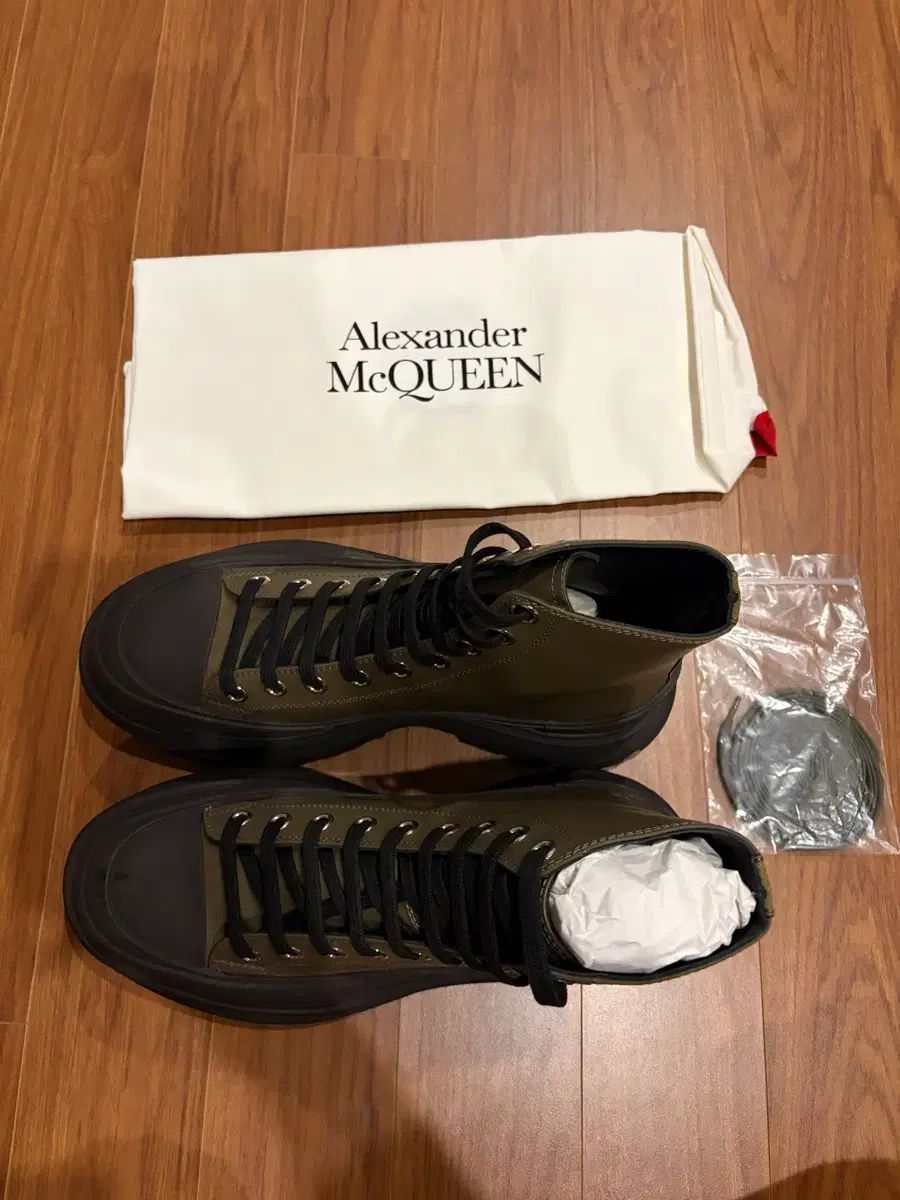 新品 Alexander McQueen アレキサンダー・マックイーン トレッド 新品 Alexander McQueen アレキサンダー・マックイーン トレッド