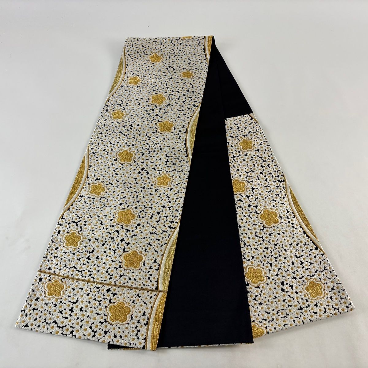 美品】 袋帯 逸品 河合美術織物 落款 京西陣織 花 刺繍 金糸 黒 六通 