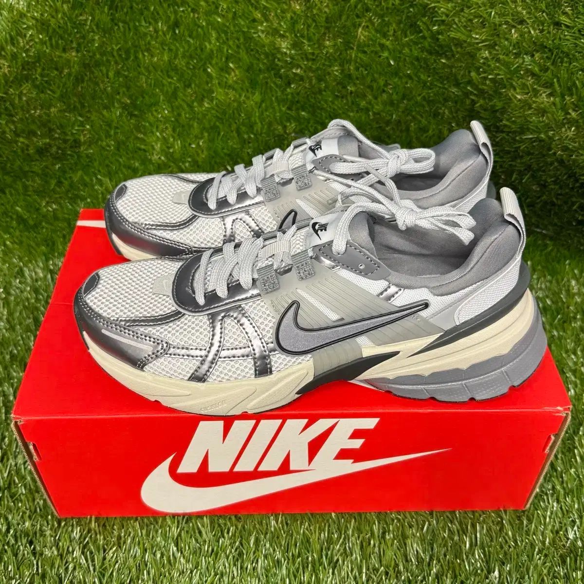 NIKE(ナイキ) V2K ラン ピュア プラチナ ウルフ グレー