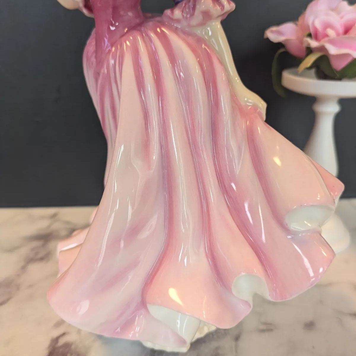 ロイヤルドルトン 1999年 フィギュリンオブザイヤー ローレン Lauren ボーンチャイナ 陶器 人形 置物 ハンドペイント インテリア小物 ロイヤルドルトン 1999年 フィギュリンオブザイヤー