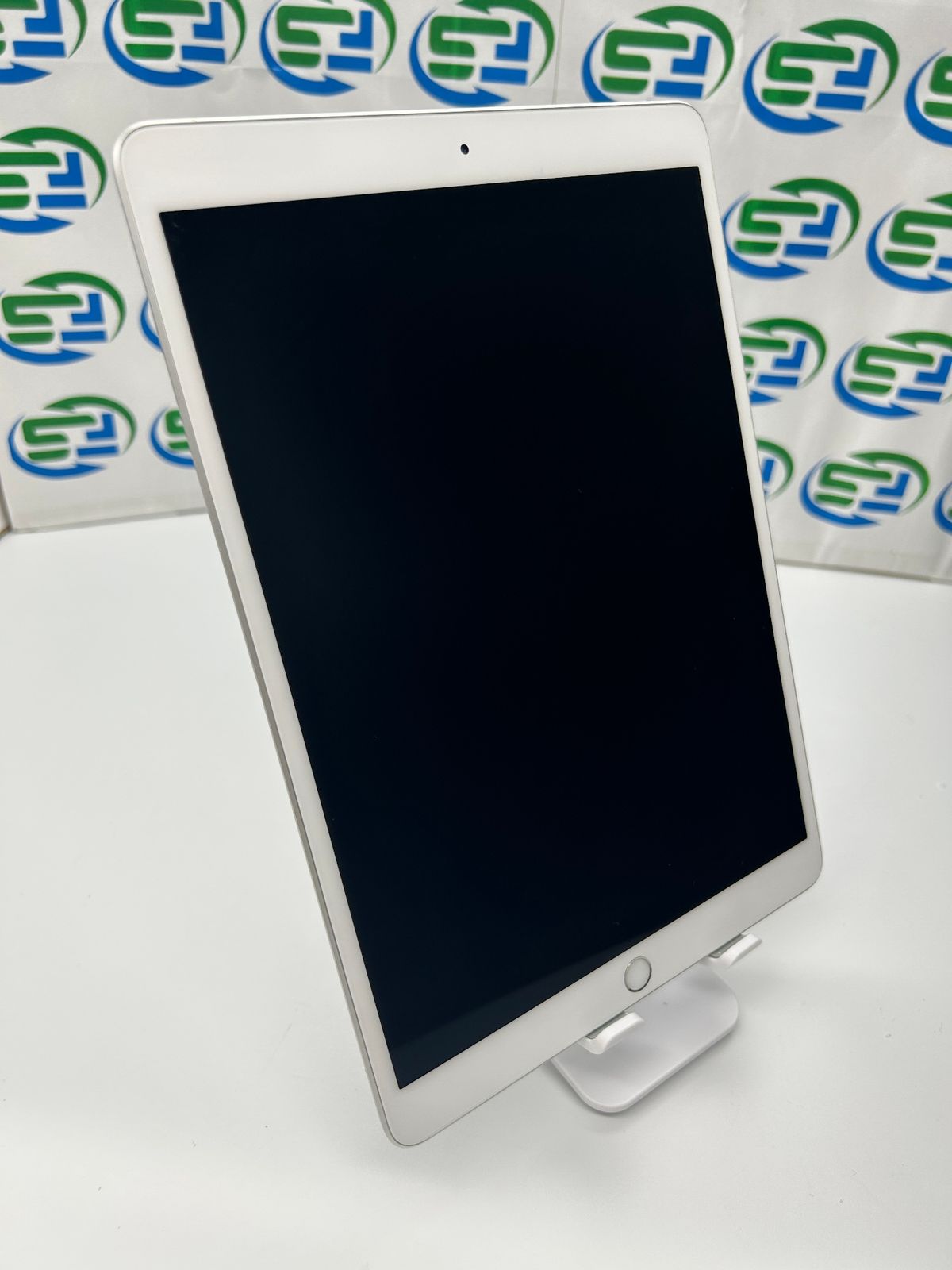 iPad 第7世代 32GB シルバー 中古 バッテリー95% - メルカリ