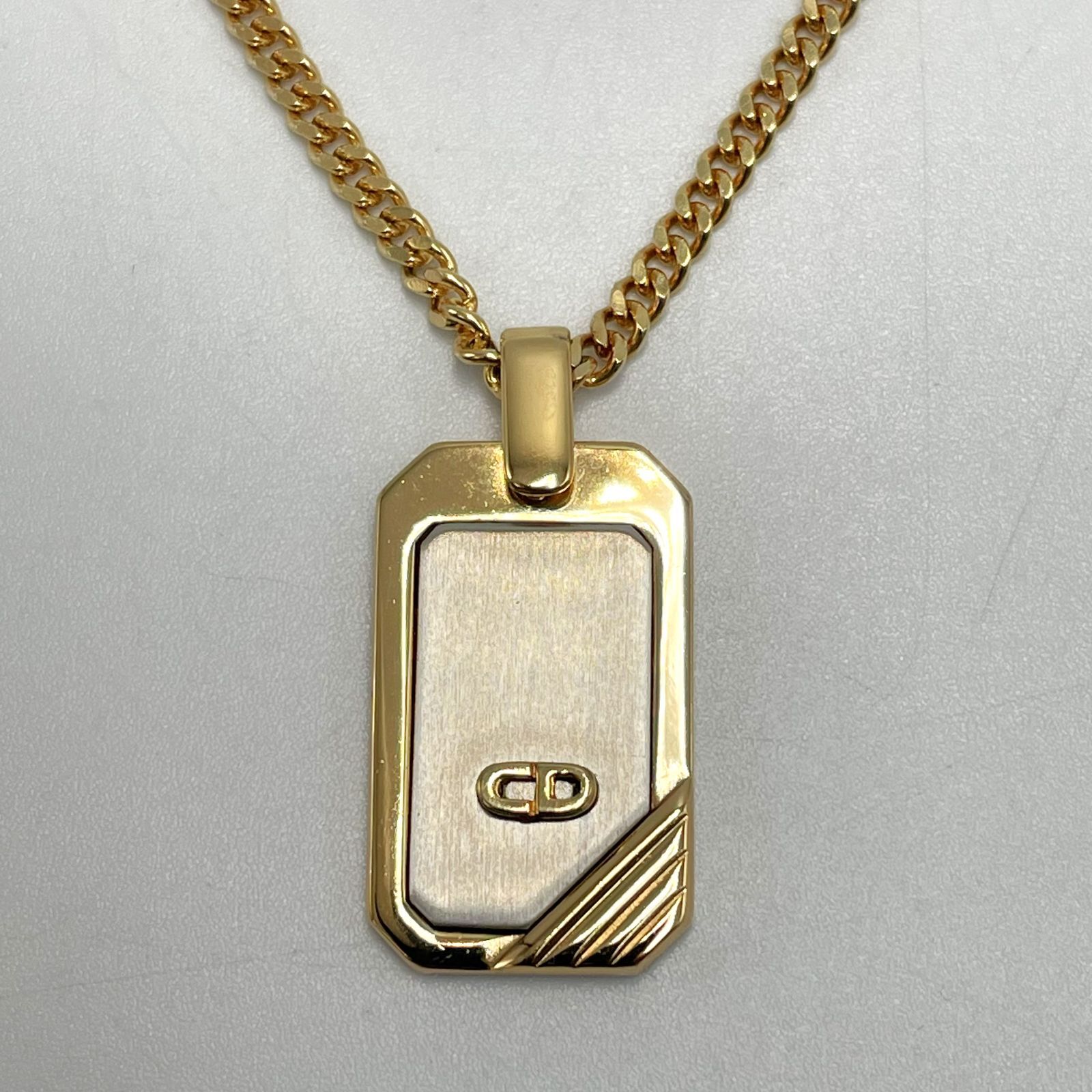 胸元に品格を添える、ヴィンテージディオールの存在感】Christian Dior 