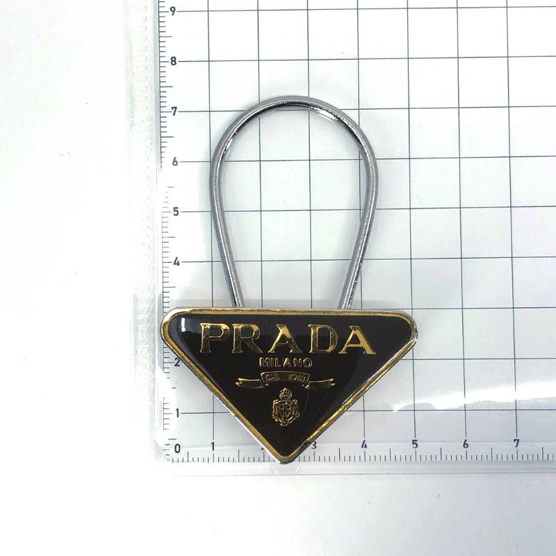 PRADA プラダ／三角プレート トライアングル ロゴ キーリング