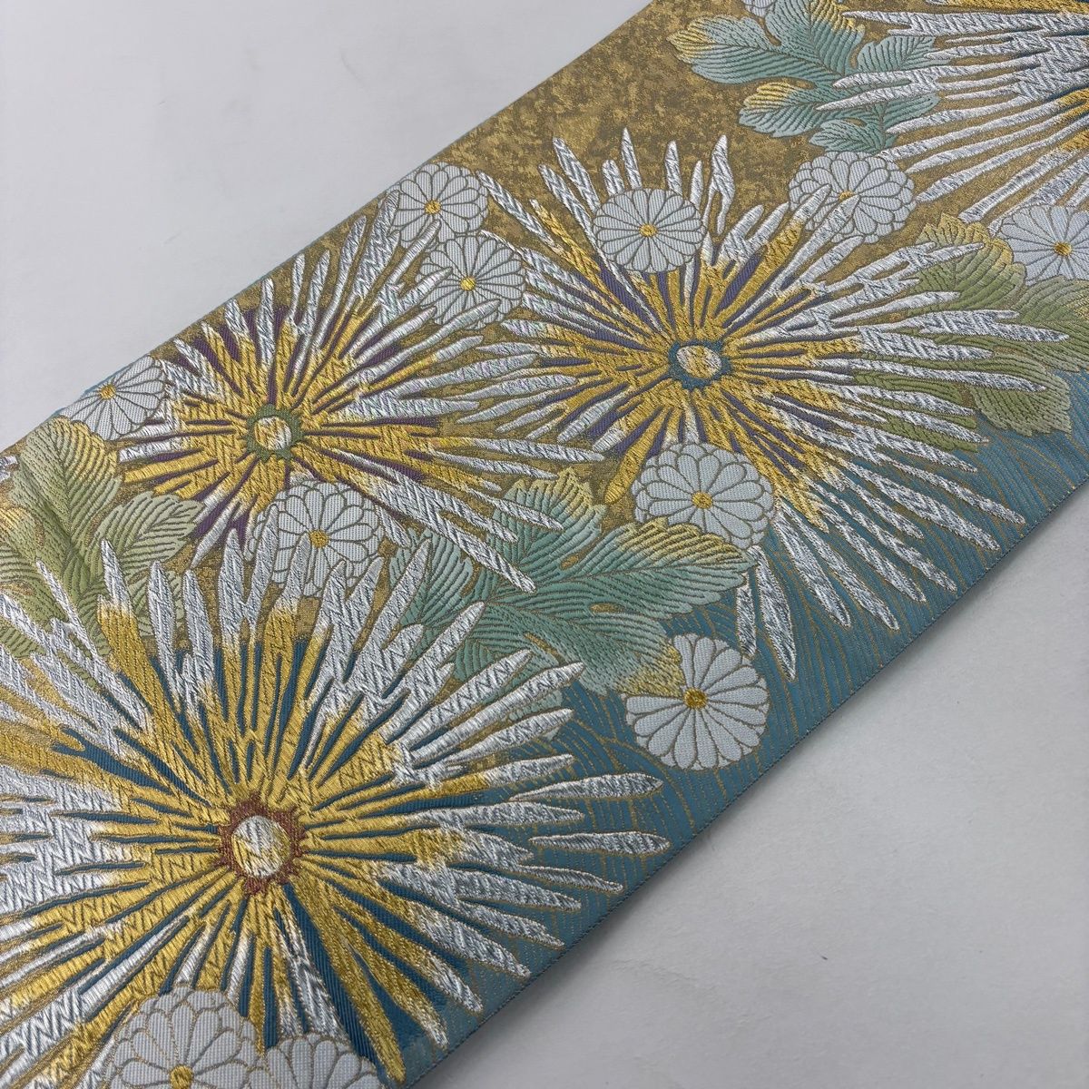 美品】 袋帯 秀品 錦彩煌彩糸菊文 金銀糸 刺繍 水色 六通 正絹 美品】 袋帯 秀品 錦彩煌彩糸菊文 金銀糸 刺繍 水色 六通 正絹
