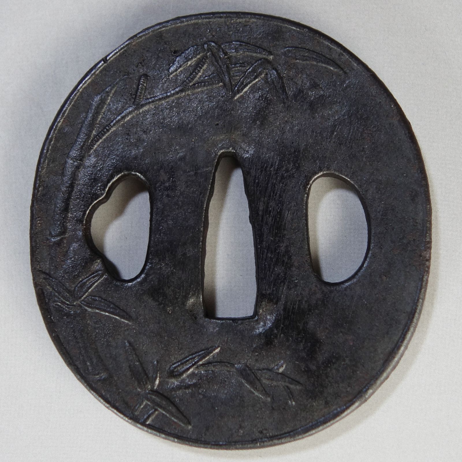 骨董逸品【竹虎図鍔 片切彫 薄肉彫 鉄地】 日本刀 刀装具 鍔 鐔 骨董逸品【竹虎図鍔 片切彫 薄肉彫 鉄地】 日本刀 刀装具 鍔 鐔