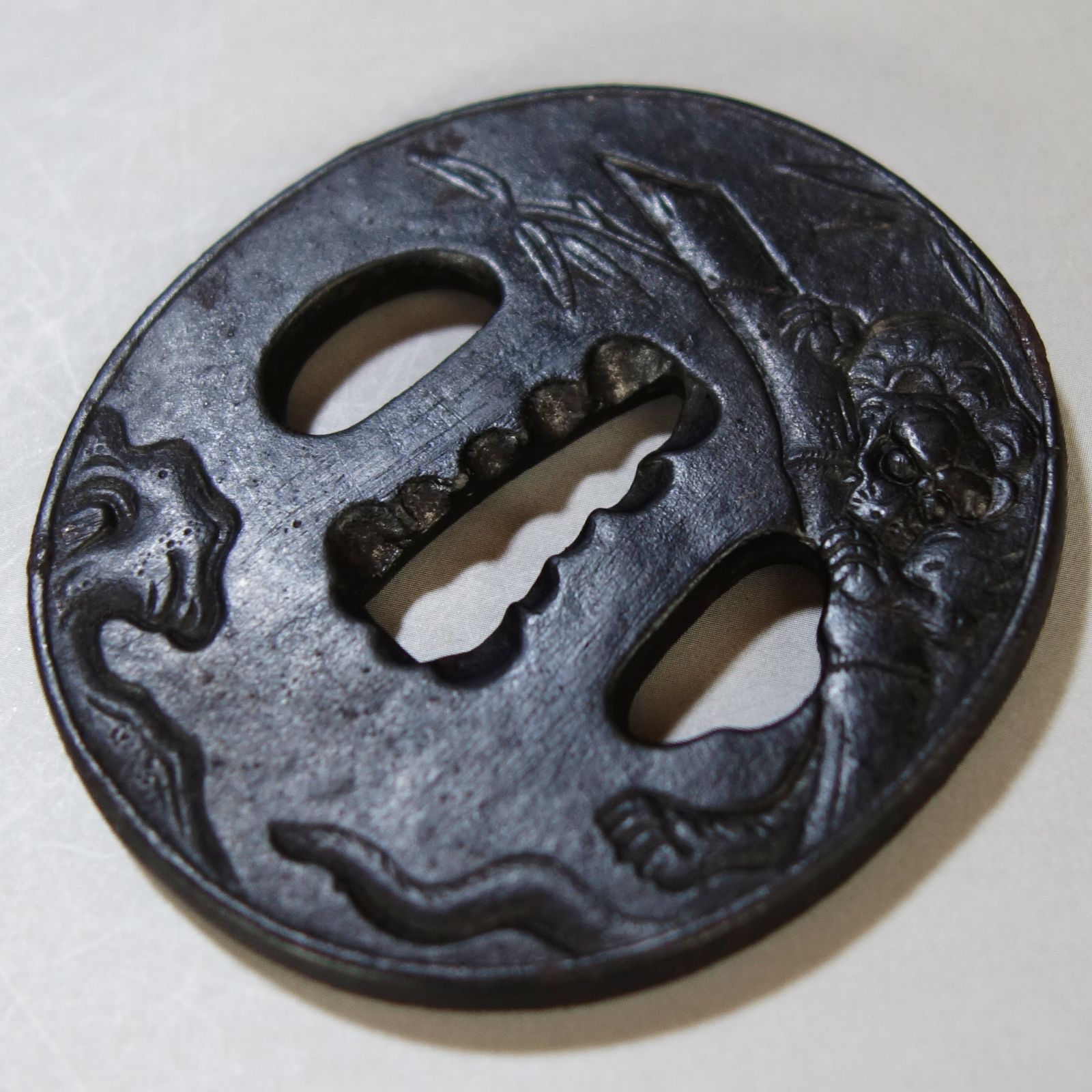 骨董逸品【竹虎図鍔 片切彫 薄肉彫 鉄地】 日本刀 刀装具 鍔 鐔 骨董逸品【竹虎図鍔 片切彫 薄肉彫 鉄地】 日本刀 刀装具 鍔 鐔