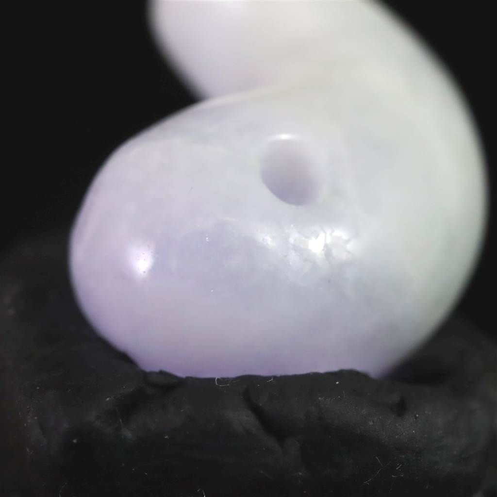 糸魚川翡翠 ラベンダー 30mm勾玉 現代の名工作 証明書付 12.4g