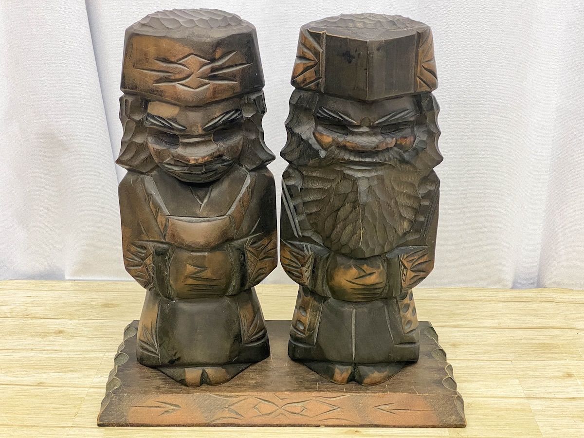 ZK349】木彫り アイヌ ニポポ 置物2体 木製台座付 北海道 彫刻 民芸品