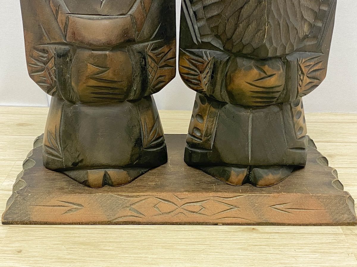 ZK349】木彫り アイヌ ニポポ 置物2体 木製台座付 北海道 彫刻 民芸品