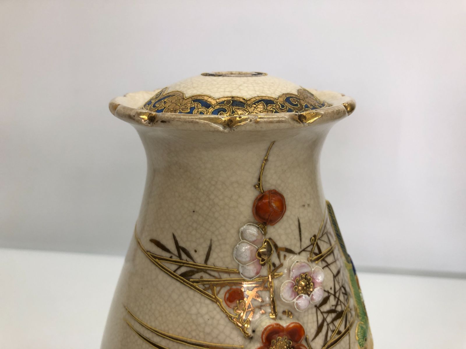  旧家蔵出 アンティーク 明治大正 骨董品 京薩摩 薩摩焼 白薩摩 SATSUMA 平安印 梅に鶯 梅鶯図 高浮彫 レリーフ 陶器製 貫入 ランプボディ ランプベース 和風 インテリア オブジェ 置物 飾り物 高さ26㎝ 人工観葉植物 置物 インテリア小物