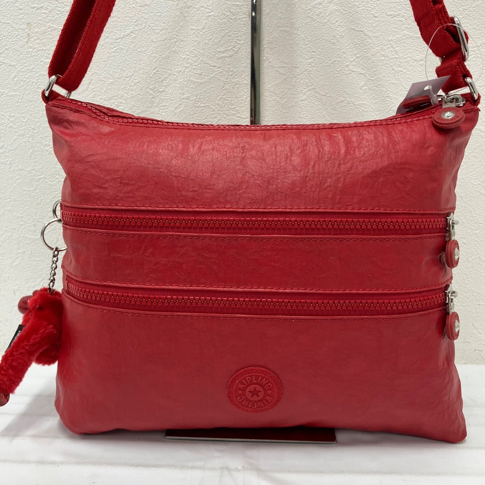 947 KIPLING キプリング ショルダーバッグ 斜めがけ 紐調節可能 レッド 