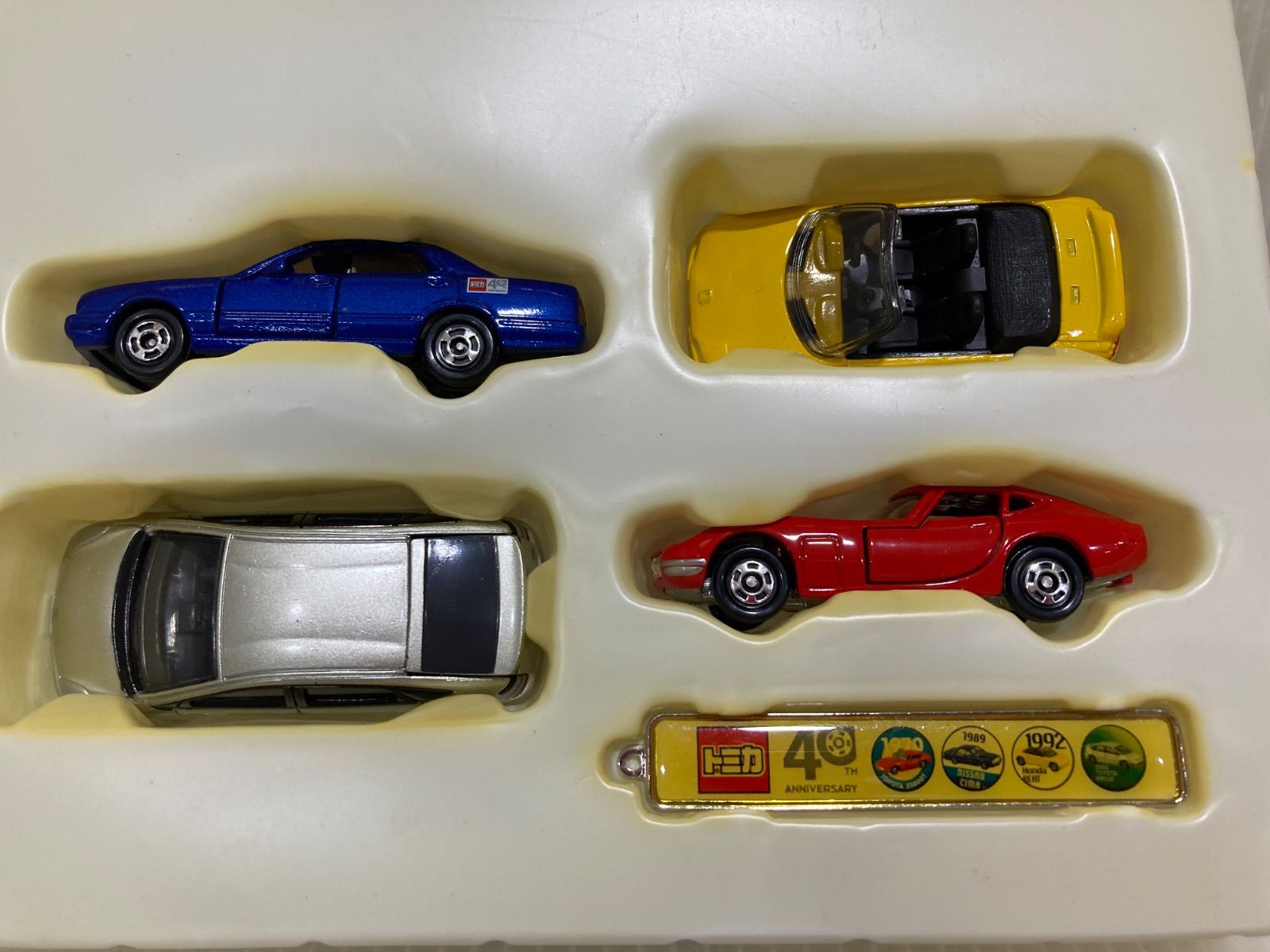 トミカ40年記 （上）（下）記念メタルバッジ付き ミニカーセット 
