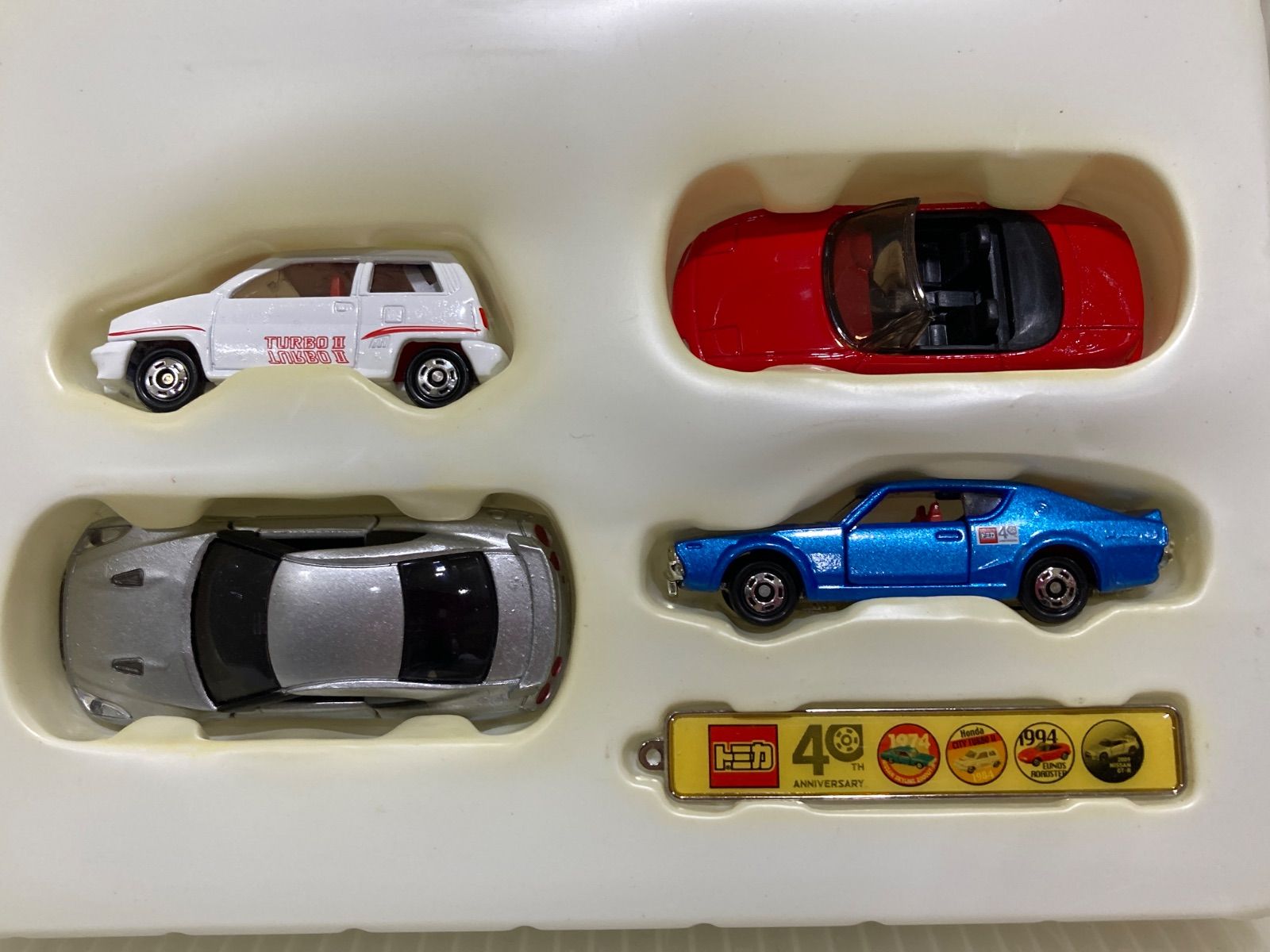 トミカ40年記 （上）（下）記念メタルバッジ付き ミニカーセット 
