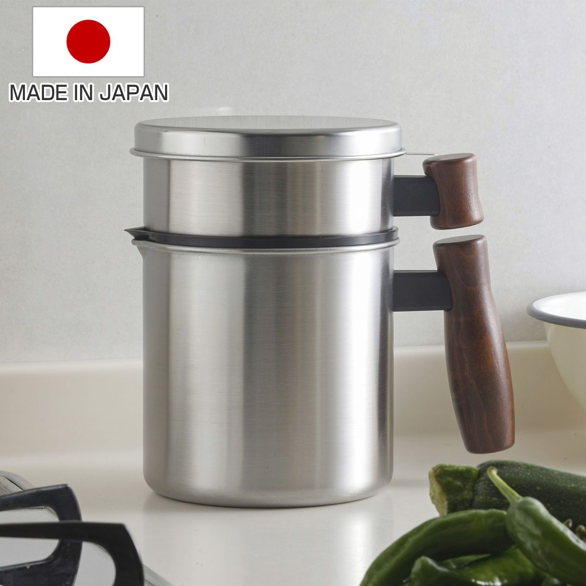 オイルポット 木柄のステンレスオイルポット 活性炭カートリッジ付き 日本製 （ 油こし器 油濾過 油ポット ステンレス製 こし網付き 活性炭 800ml 油濾し 濾過器 ろ過 フィルター 液だれしにくい 注ぎ口付き コンパクト おしゃれ )