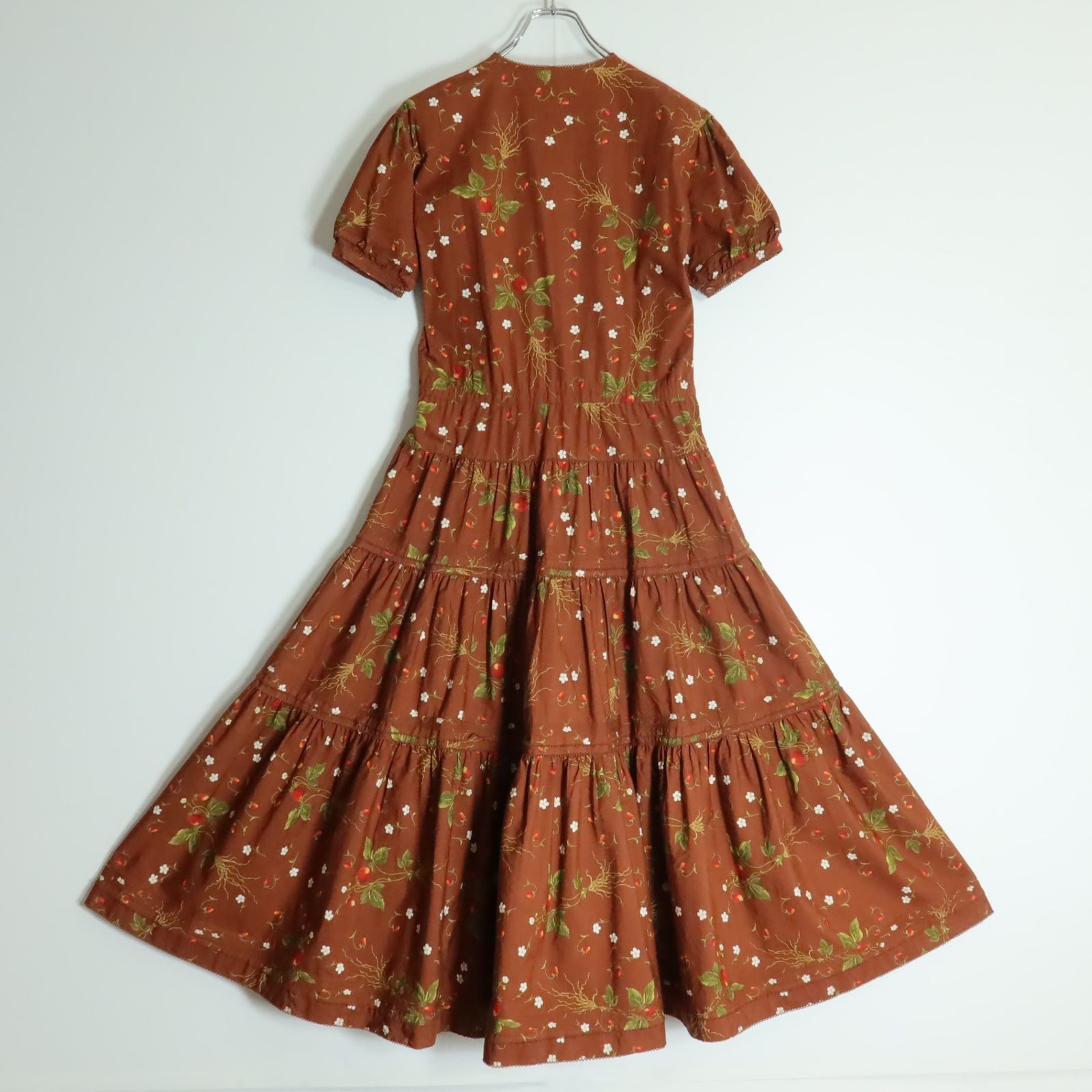 美品】ワンダフルワールド カネコイサオ☆イチゴ&お花pt♪半袖 美品】ワンダフルワールド カネコイサオ☆イチゴ&お花pt♪半袖