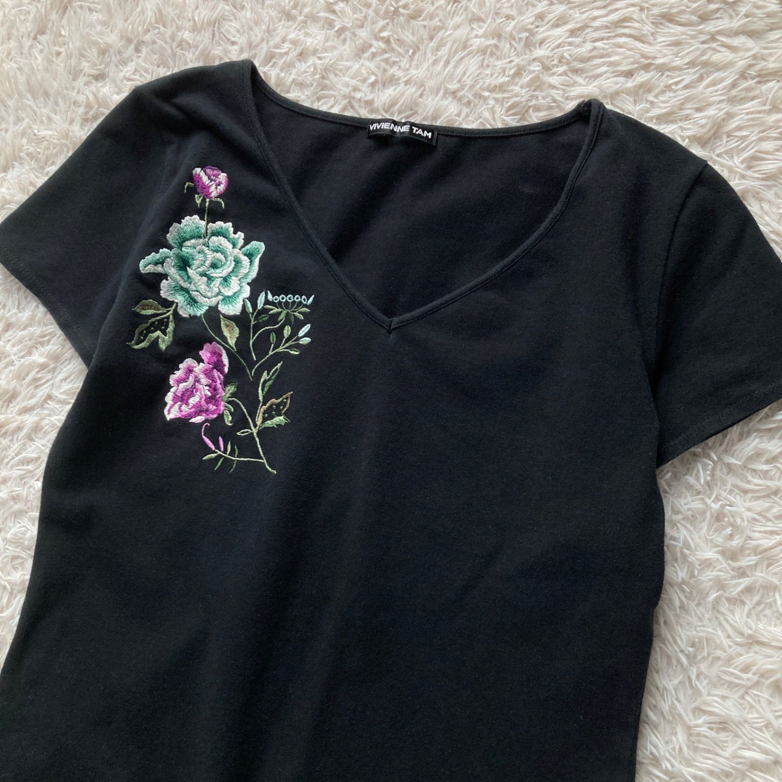 VIVIENNE TAM ヴィヴィアンタム 刺繍デザイン カットソー トップス VIVIENNE TAM ヴィヴィアンタム 花柄刺繍 半袖Tシャツ カットソー 黒