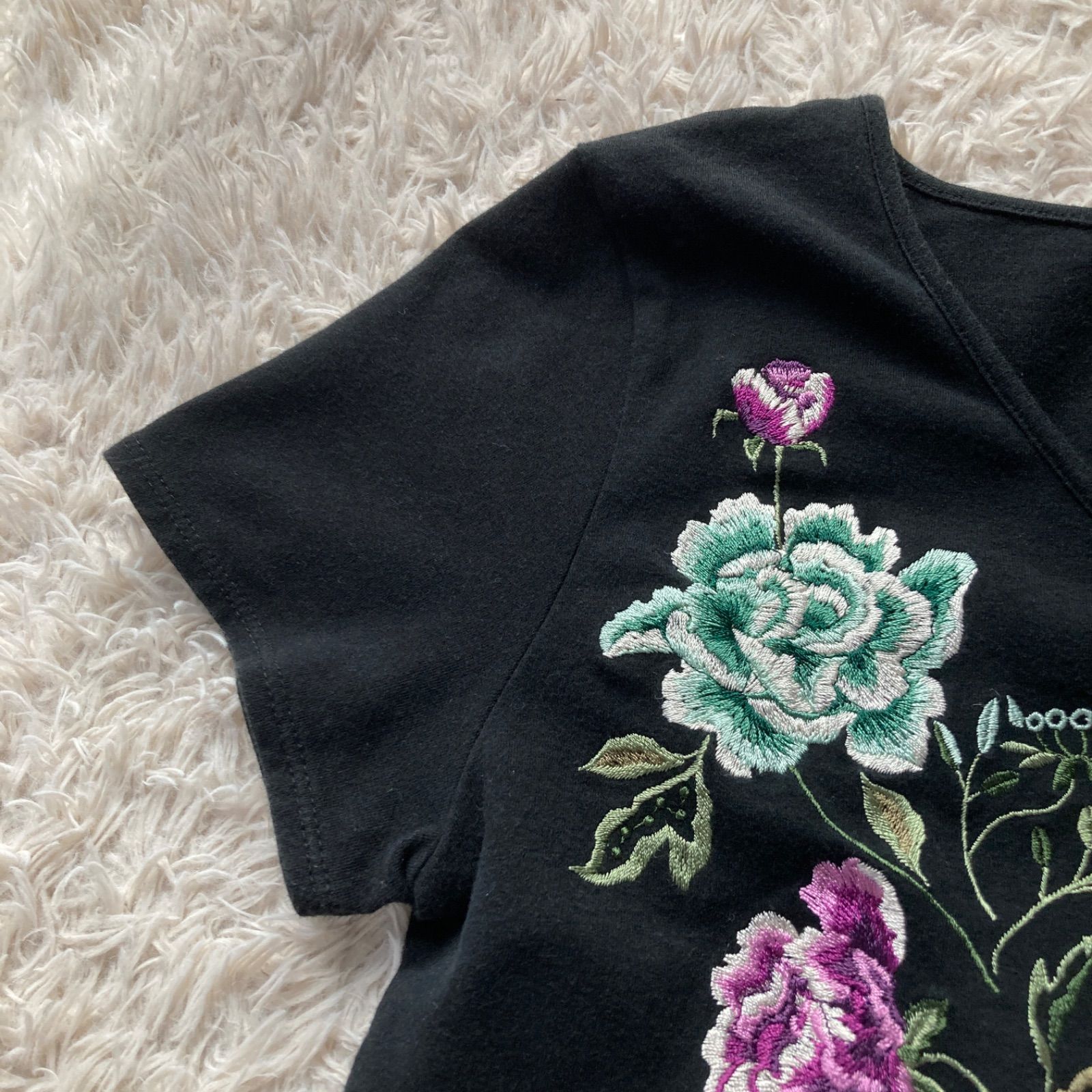 VIVIENNE TAM ヴィヴィアンタム 花柄刺繍 半袖Tシャツ カットソー 黒