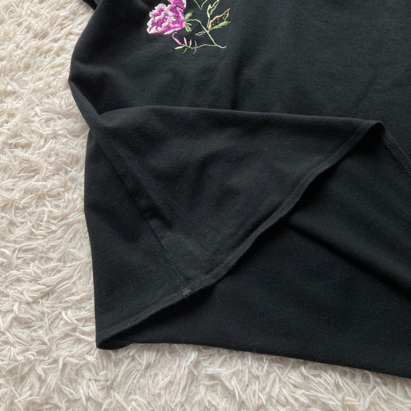 VIVIENNE TAM ヴィヴィアンタム 花柄刺繍 半袖Tシャツ カットソー 黒