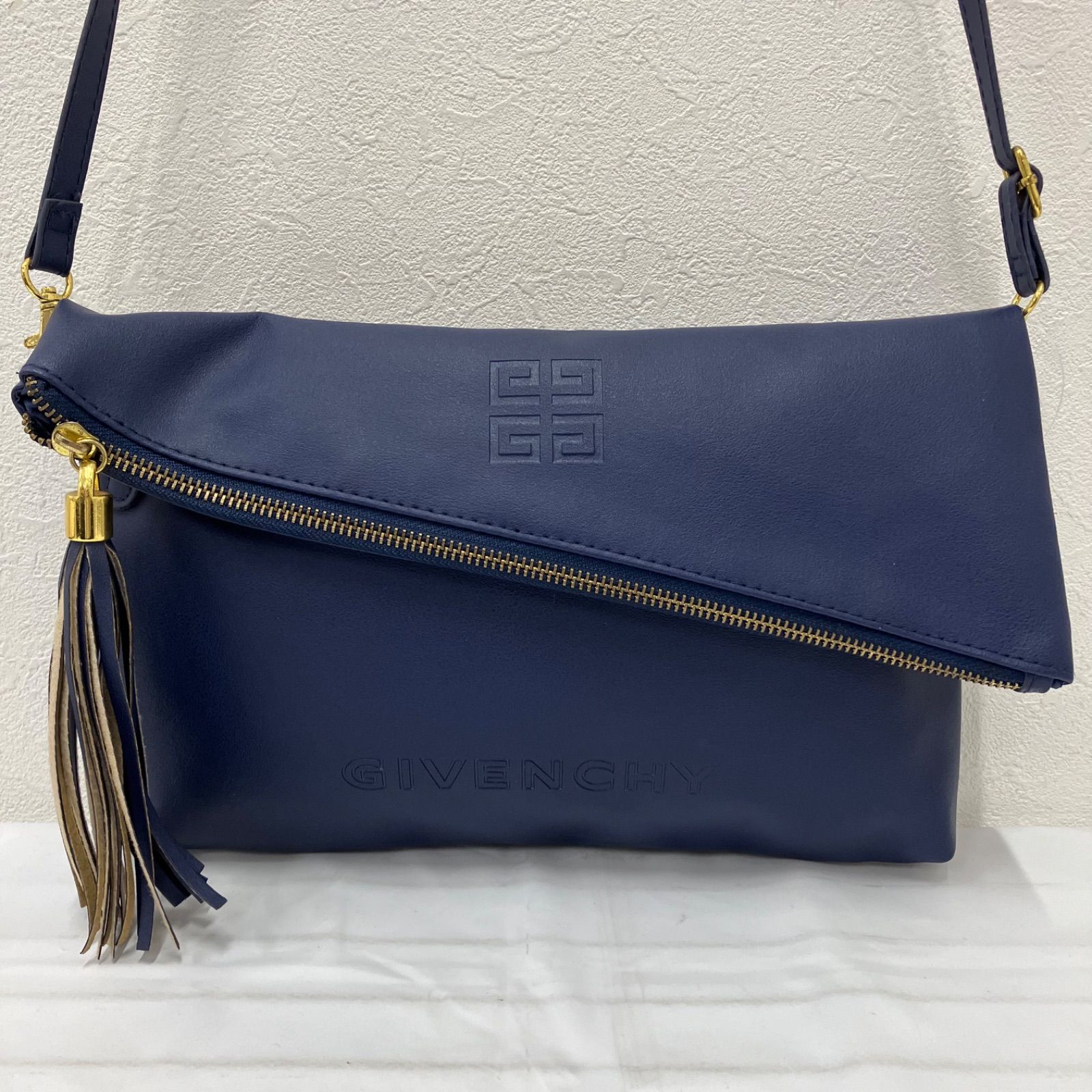 792 GIVENCHY ジバンシー ショルダーバッグ 斜めがけ 紐調節可能 