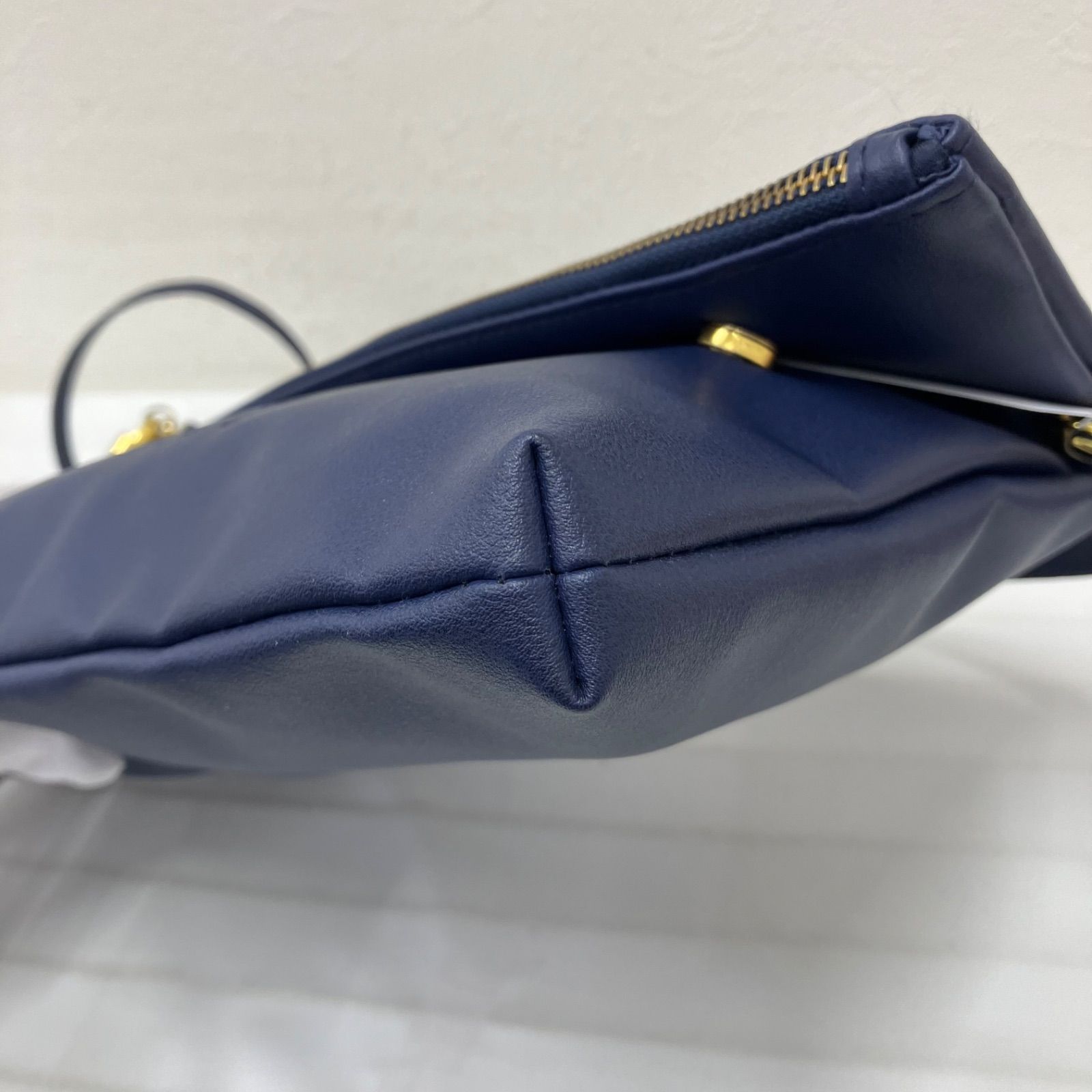 792 GIVENCHY ジバンシー ショルダーバッグ 斜めがけ 紐調節可能 