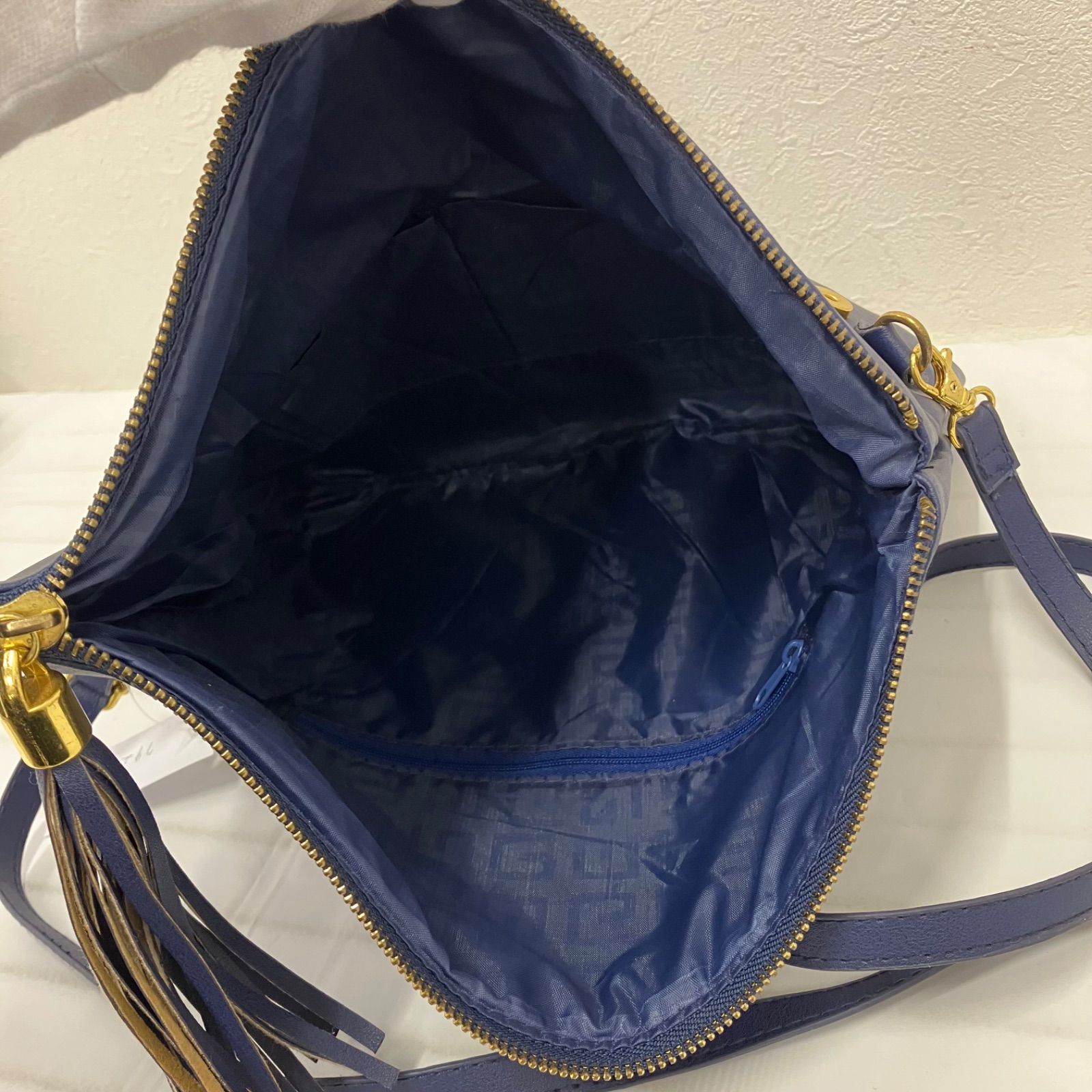 792 GIVENCHY ジバンシー ショルダーバッグ 斜めがけ 紐調節可能 