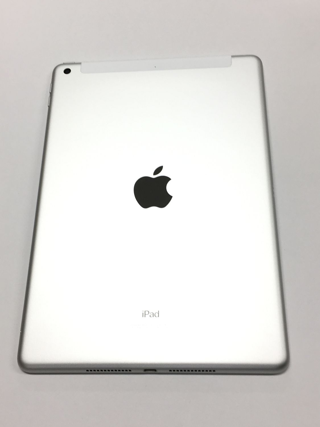 美品 iPad 第8世代 32GB シルバー SIMフリー バッテリー99% - メルカリ