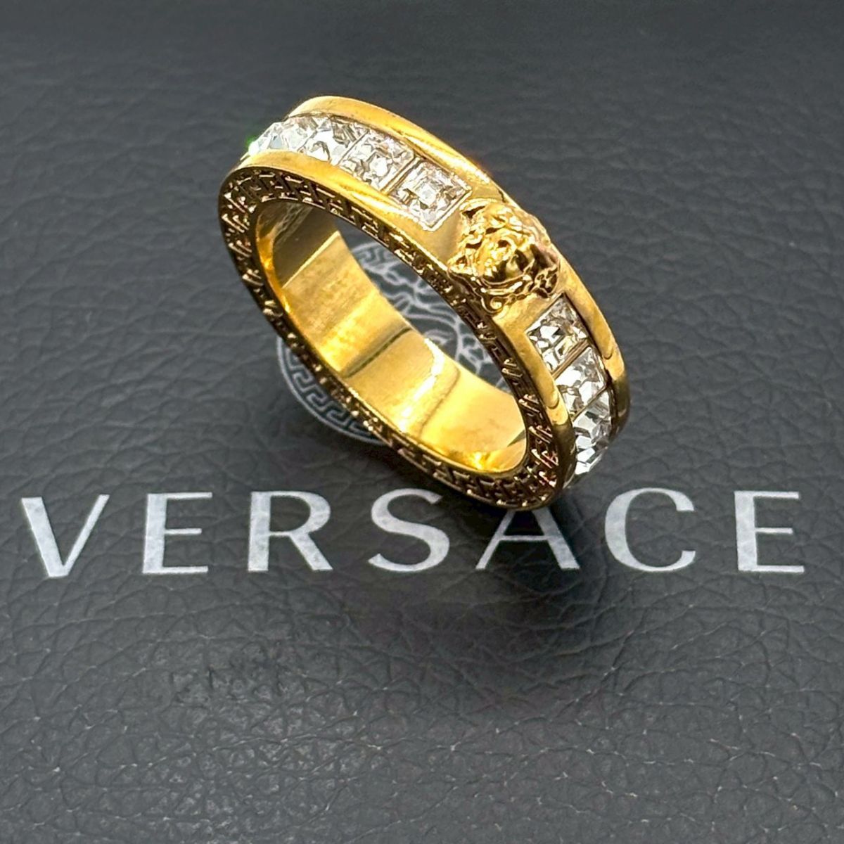 指先に宿る威光】 VERSACE リング メデューサ ラインストーン 指先に宿る威光】 VERSACE リング メデューサ ラインストーン