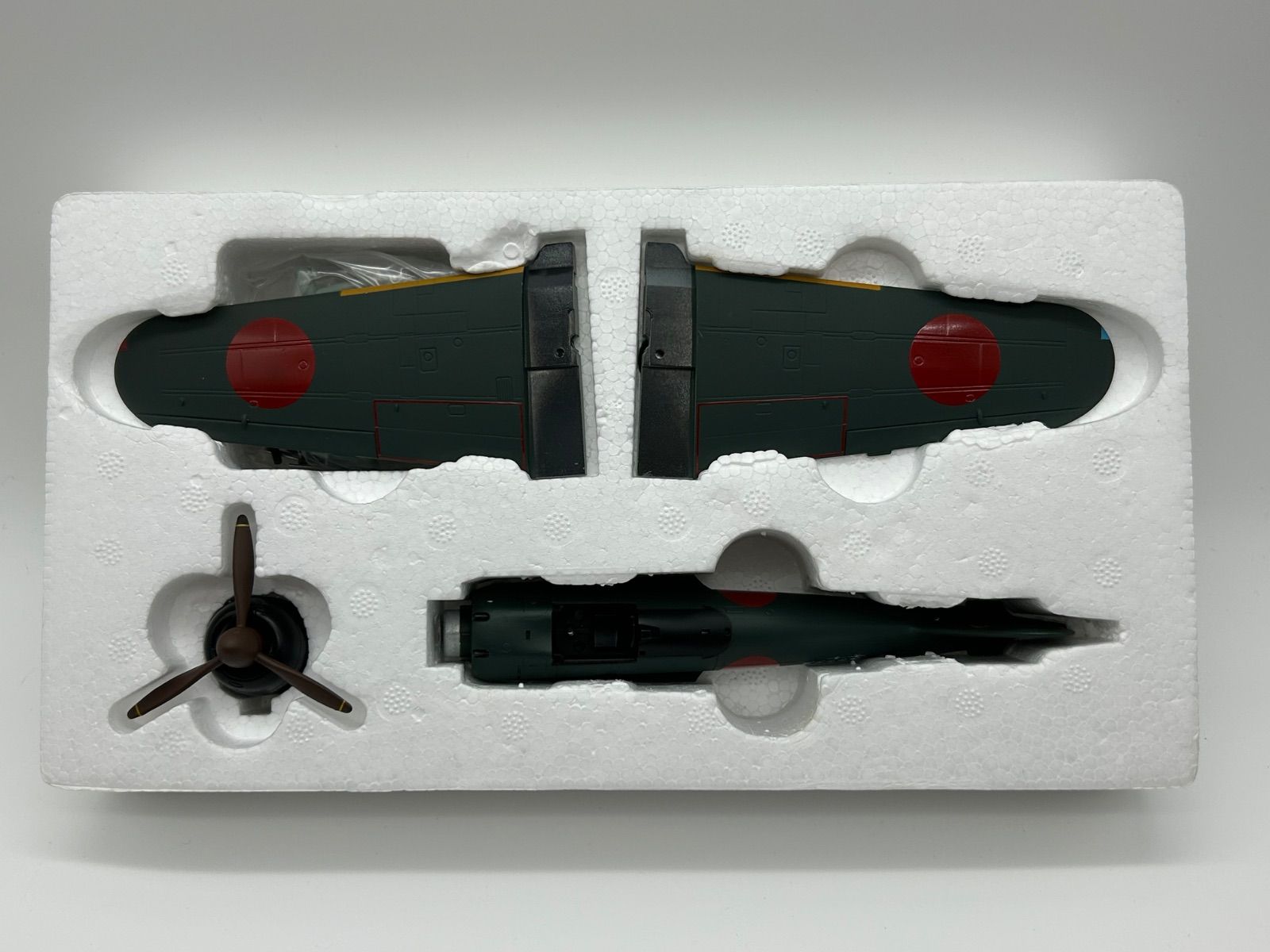 零式艦上戦闘機 五二型 特別塗装モデル A6M5 ZERO FIGHTER スケール: 1