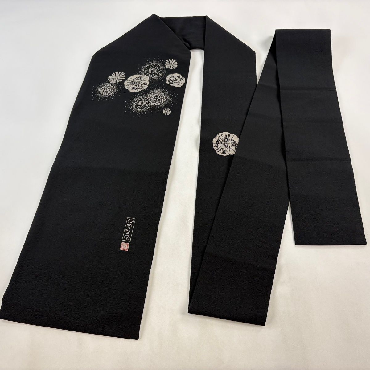 名古屋帯 逸品 落款 伊勢型染 草花 縮緬 黒 正絹 【中古】 - メルカリ