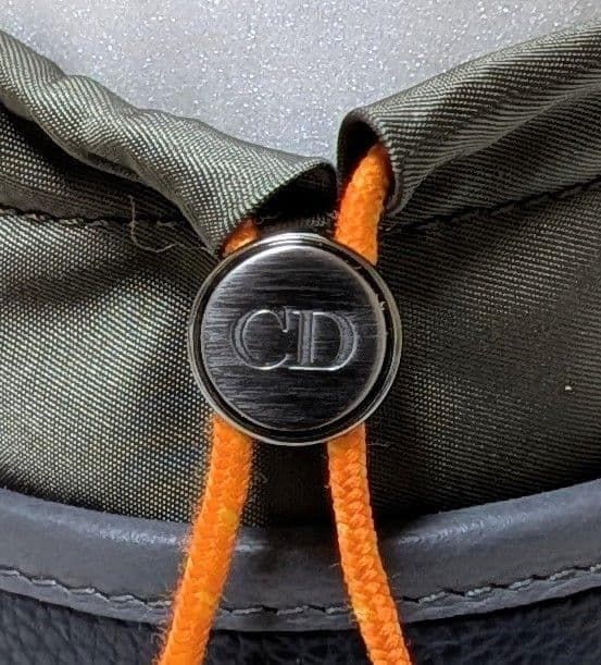 大人気Dior ディオール × sacai サカイ コラボ ボトルホルダー CDロゴ