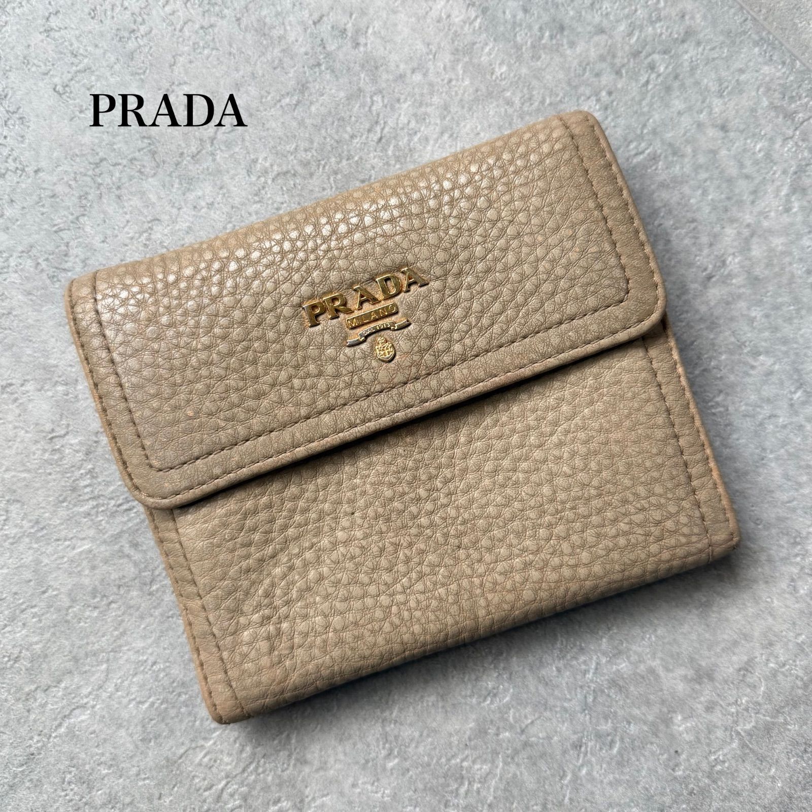 PRADA プラダ ロゴレザー 三つ折り財布 シボ革 レザー ベージュ PRADA プラダ ロゴレザー 三つ折り財布 シボ革 レザー ベージュ