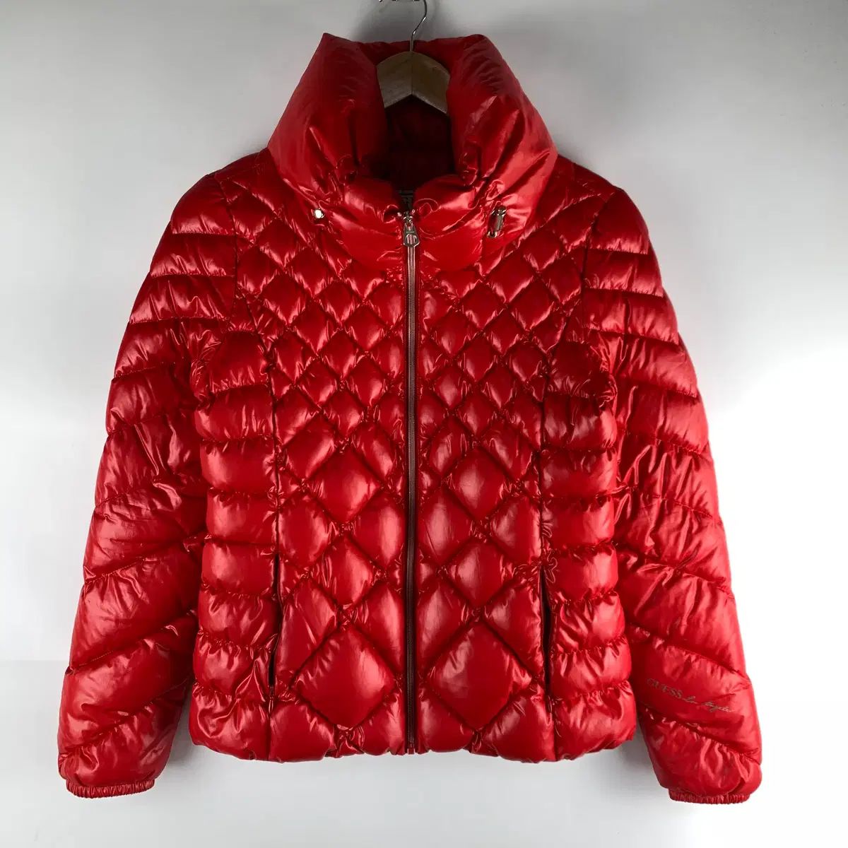 GUESS レッド 光沢 グースダウン ダウン XS 260123 - メルカリ