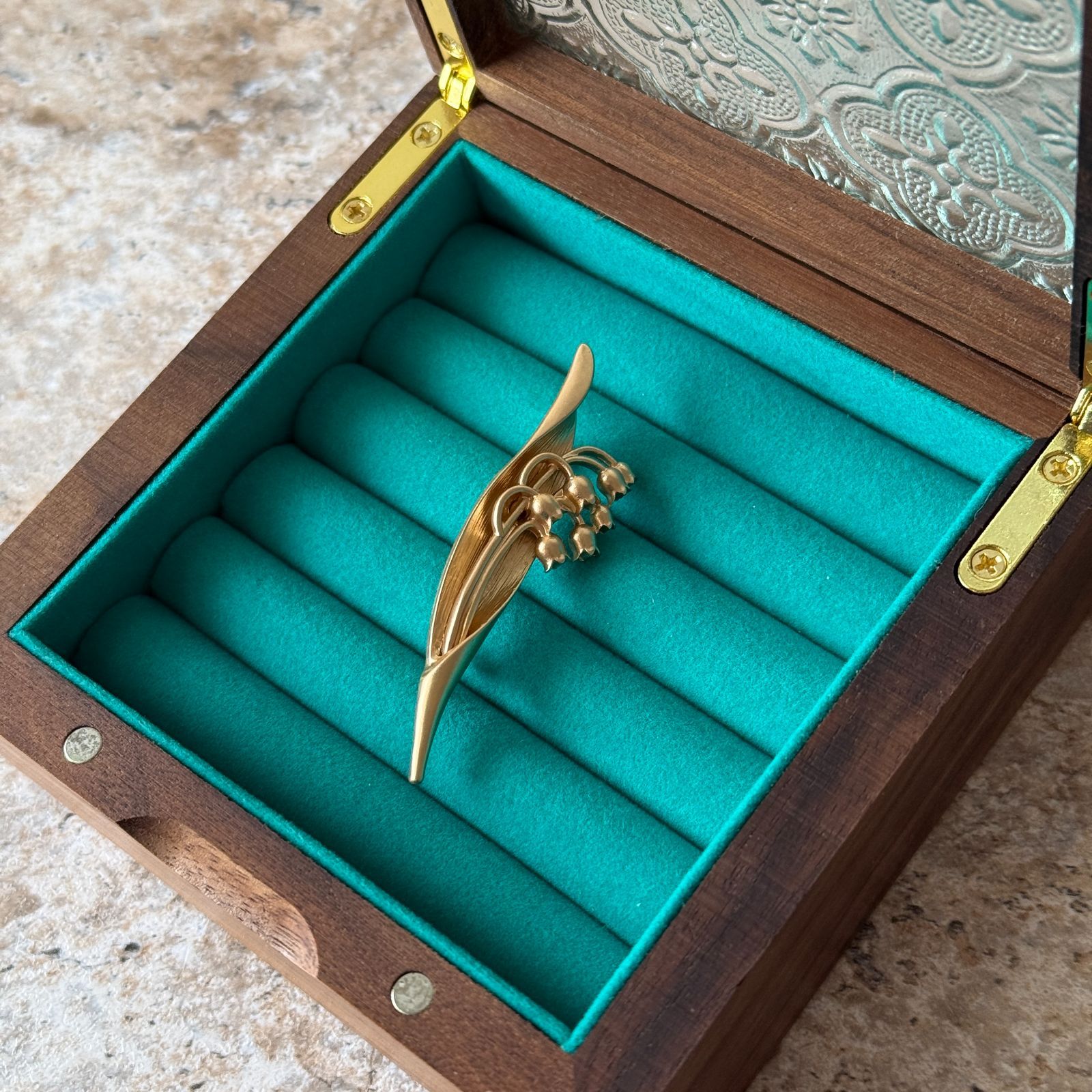 アンティーク調のすずらんブローチ 鈴蘭 スズラン エレガント 母の日