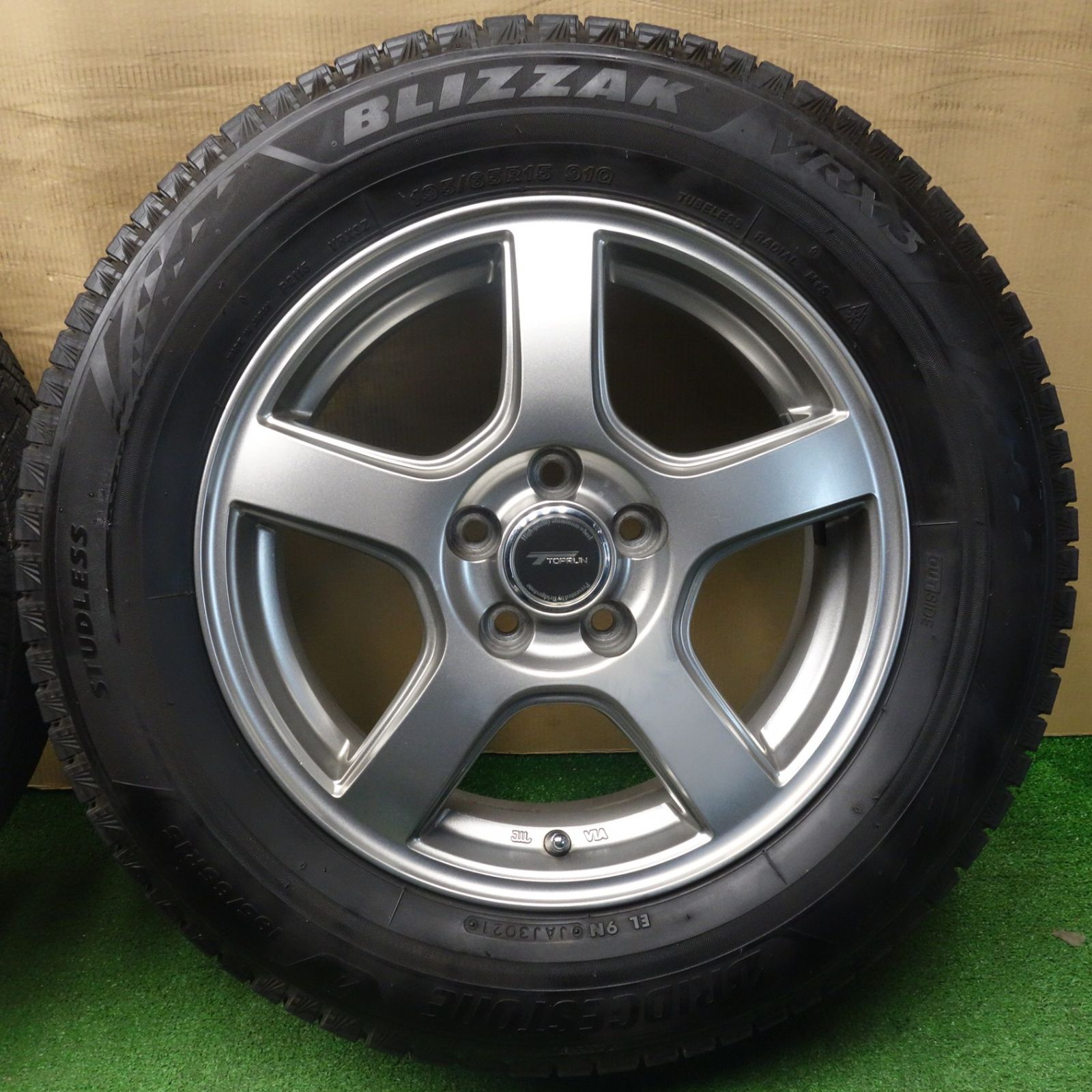 バリ溝！キレイ！9分☆プリウス 等 195/65R15 スタッドレス 