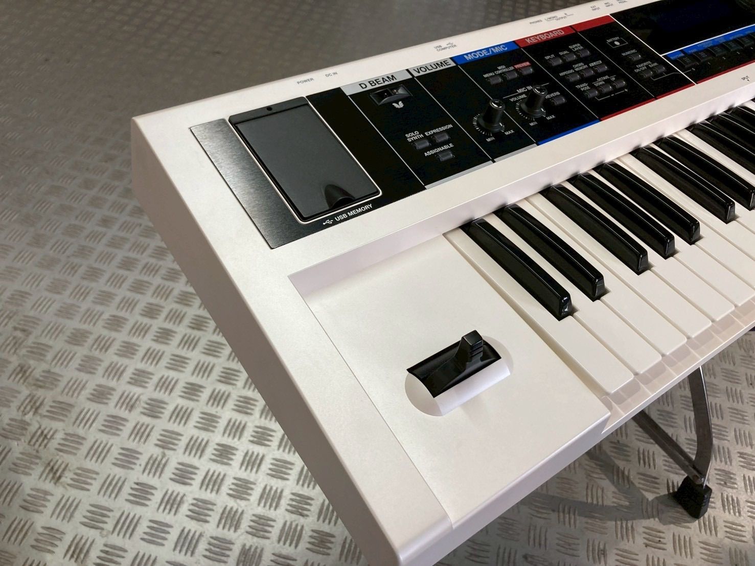 Roland / JUNO-Di ホワイト シンセサイザー ローランド - メルカリ Roland / JUNO-Di ホワイト シンセサイザー ローランド - メルカリ