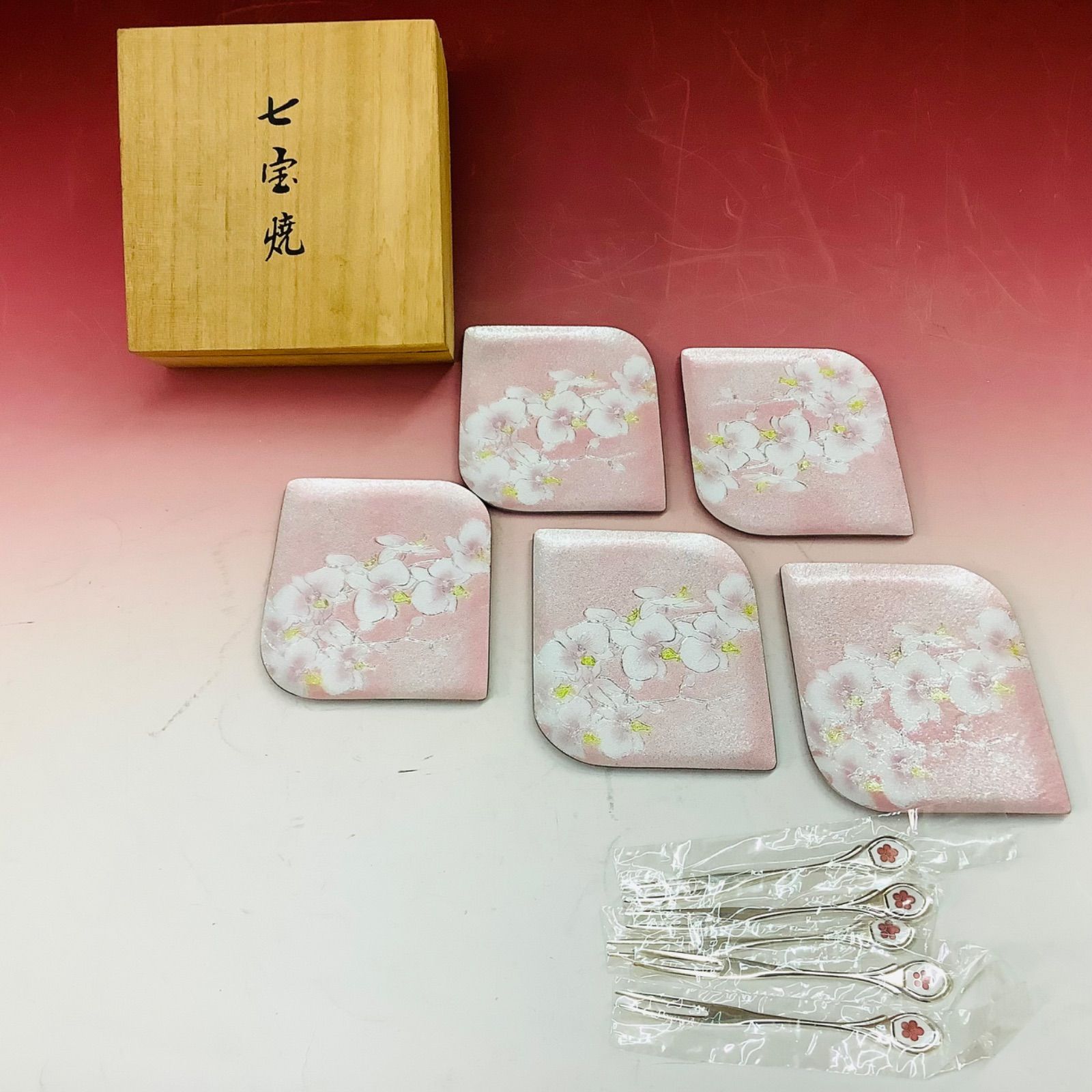未使用 ピンク 桜柄 七宝焼(しっぽうやき)銘々皿&フォーク 5客 未使用 ピンク 桜柄 七宝焼(しっぽうやき)銘々皿&フォーク 5客