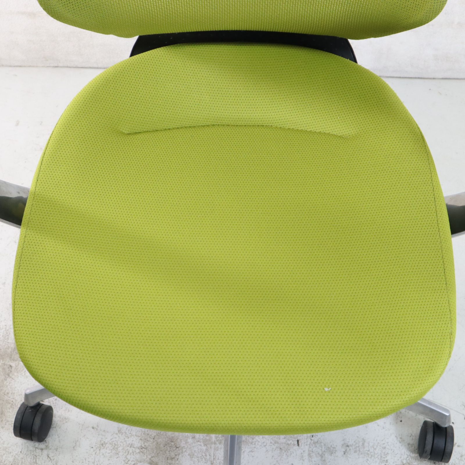 デスクワークに集中しながら