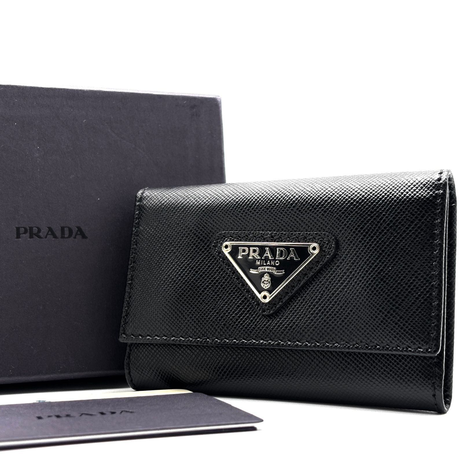 未使用に近い プラダ 6連 キーケース 三角ロゴ サフィアーノレザー ブラック 未使用に近い PRADA プラダ サフィアーノ トライアングルロゴ 6連キー
