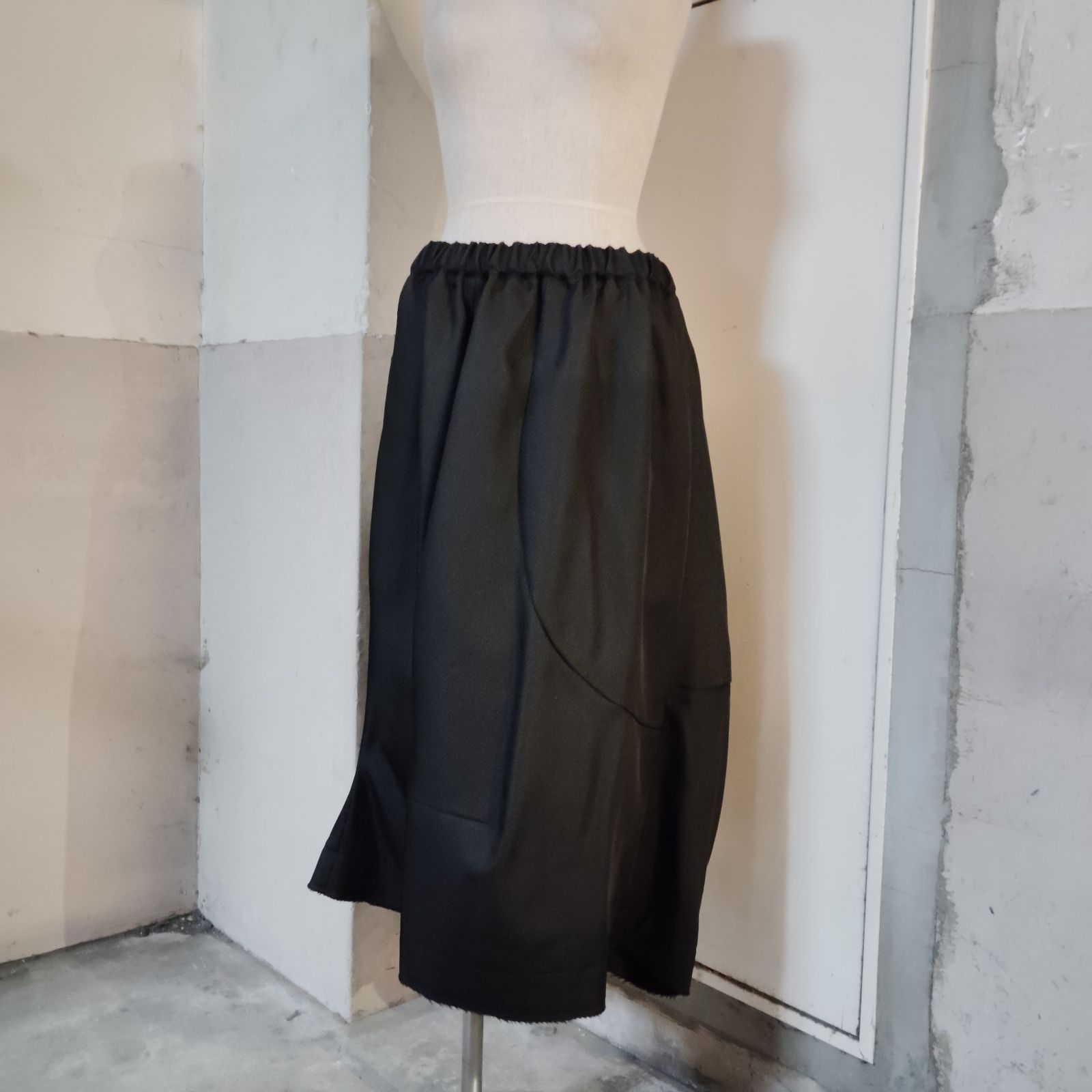 COMME des GARCONS 22aw 立体 変形スカート 裾カットオフデザイン