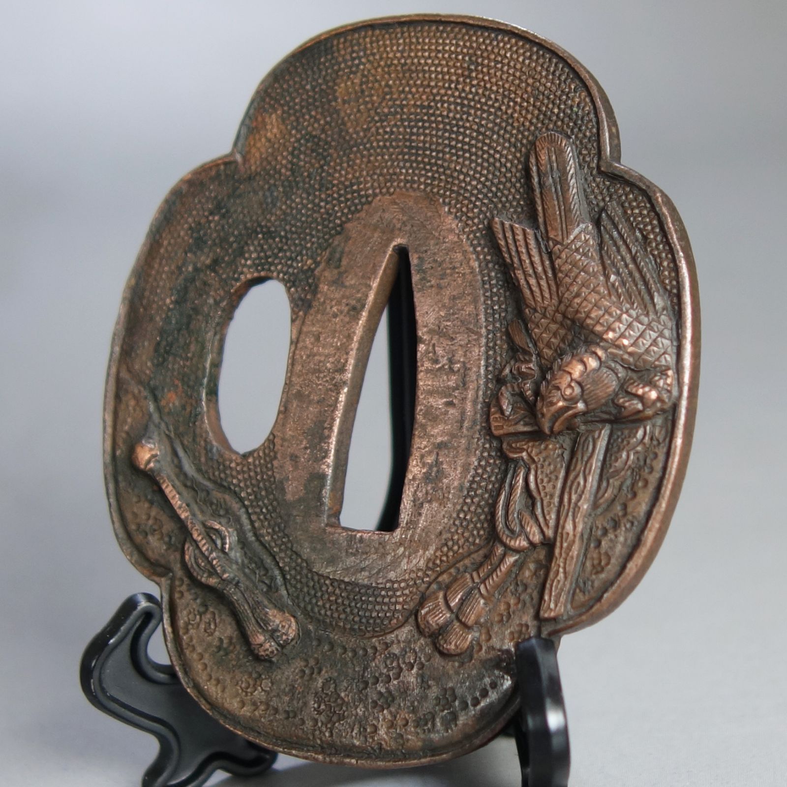 骨董逸品【鷹匠図鍔 魚子地 高肉彫 木瓜形 銅地】 日本刀 刀装具 鍔 鐔