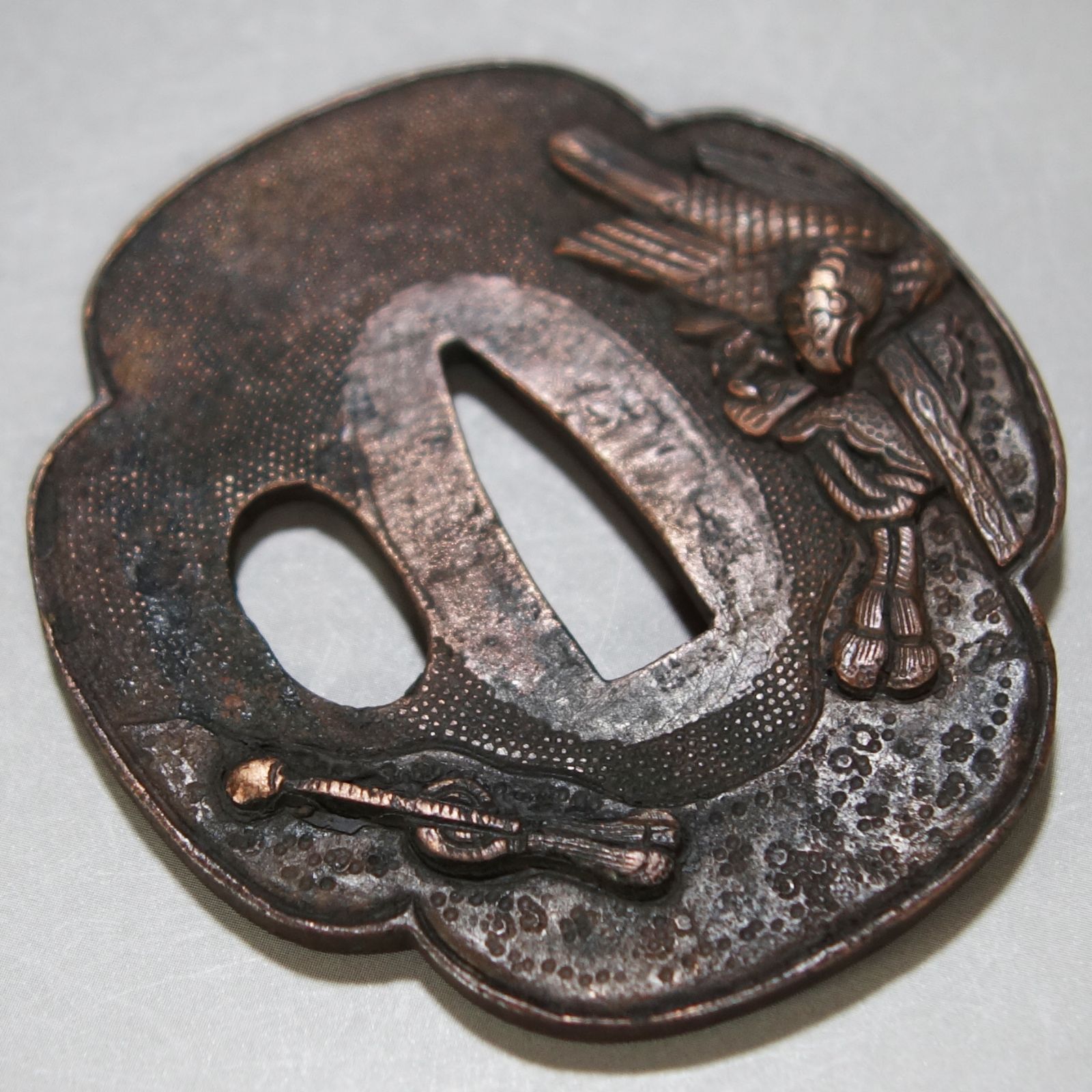 骨董逸品【鷹匠図鍔 魚子地 高肉彫 木瓜形 銅地】 日本刀 刀装具 鍔 鐔
