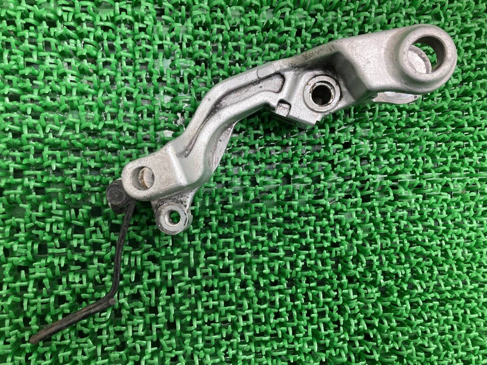 VFR400R フロントブレーキキャリパーサポート 左 ML0 ホンダ 純正 中古 