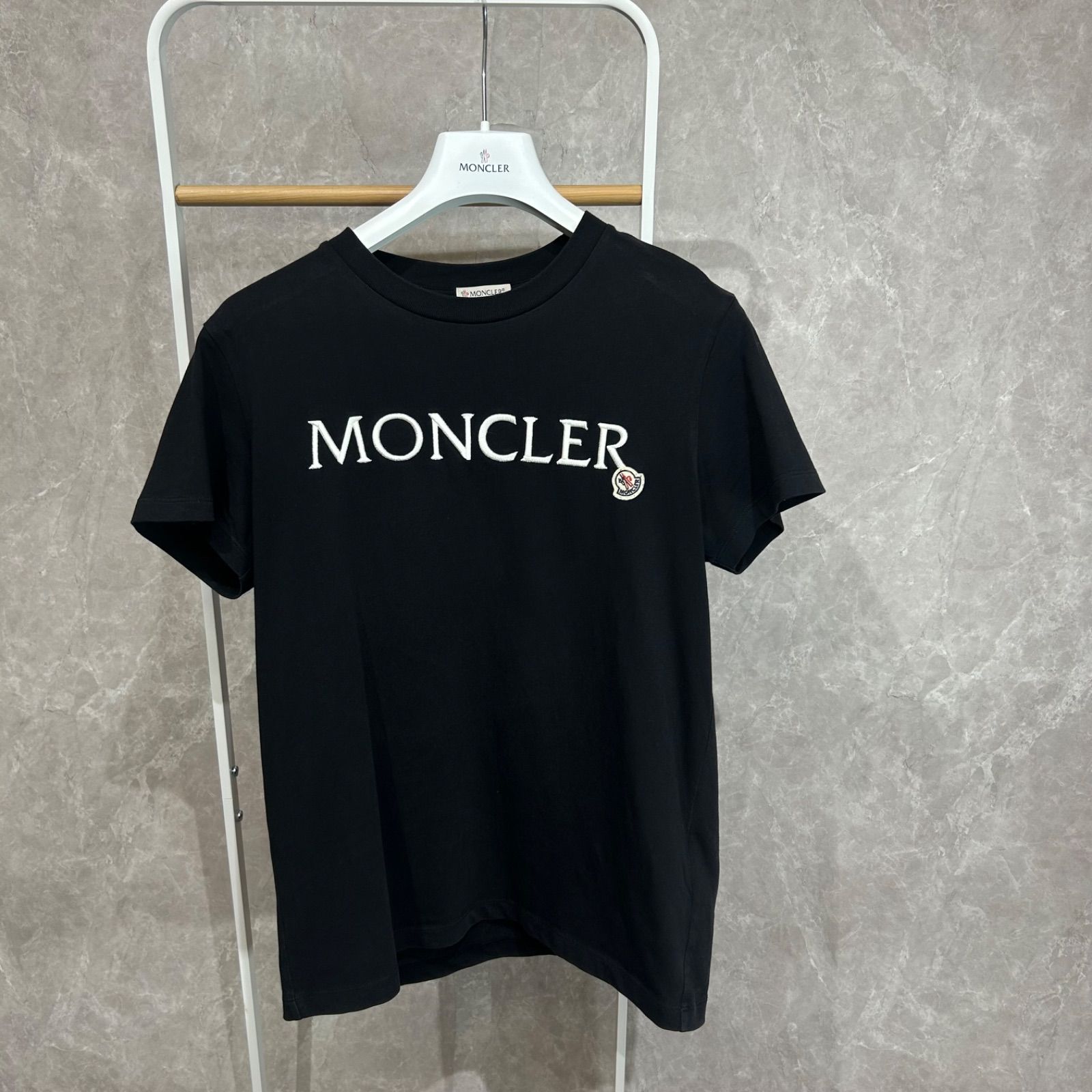 MONCLER モンクレールロゴ刺繍半袖 Tシャツ ブラック黒S - メルカリ MONCLER モンクレールロゴ刺繍半袖 Tシャツ ブラック黒S - メルカリ