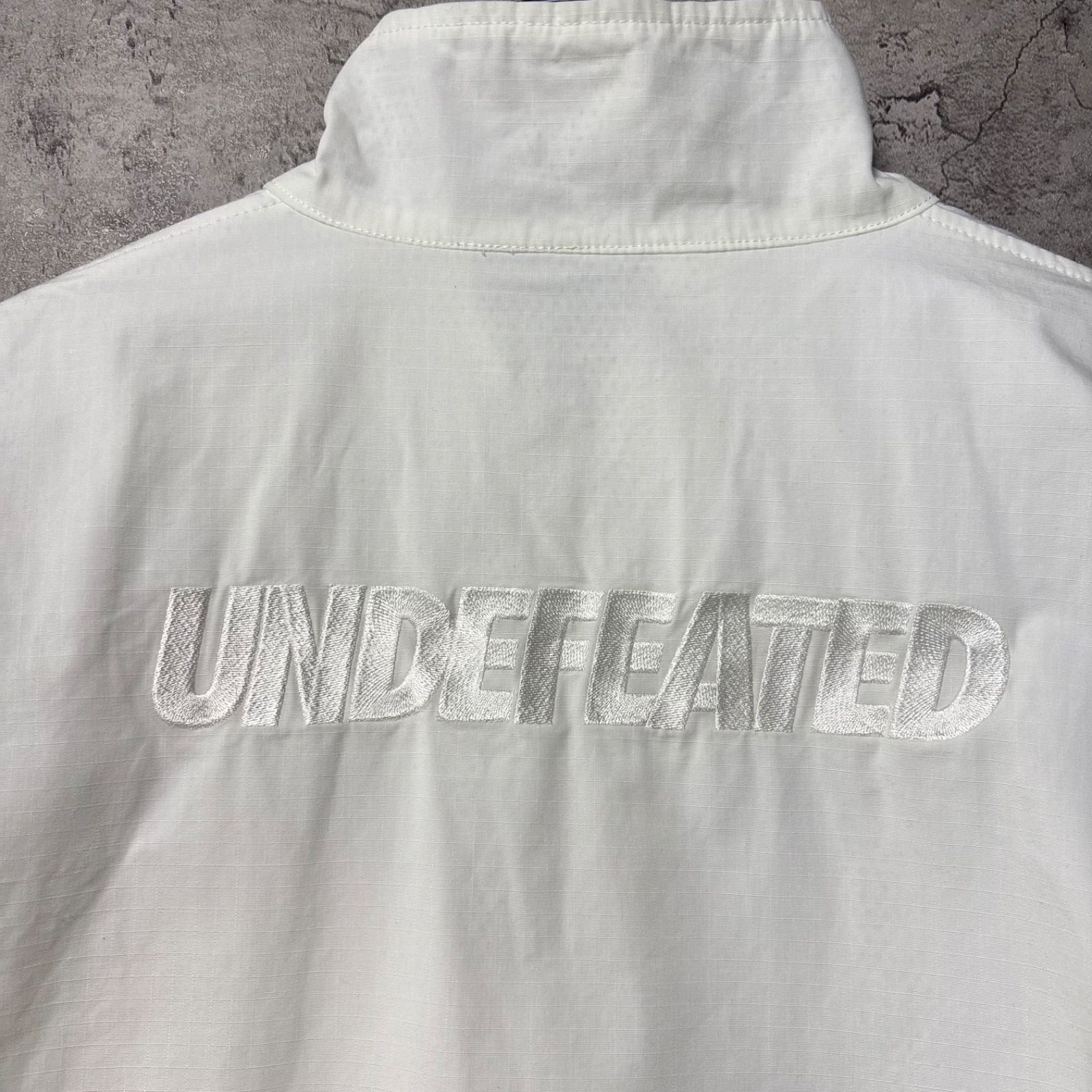 美品 アンディフィーテッド ナイロンジャケット ロゴ刺繍 白 ホワイト Lサイズ 美品 UNDEFEATED アンディフィーテッド ナイロンジャケット ストリート